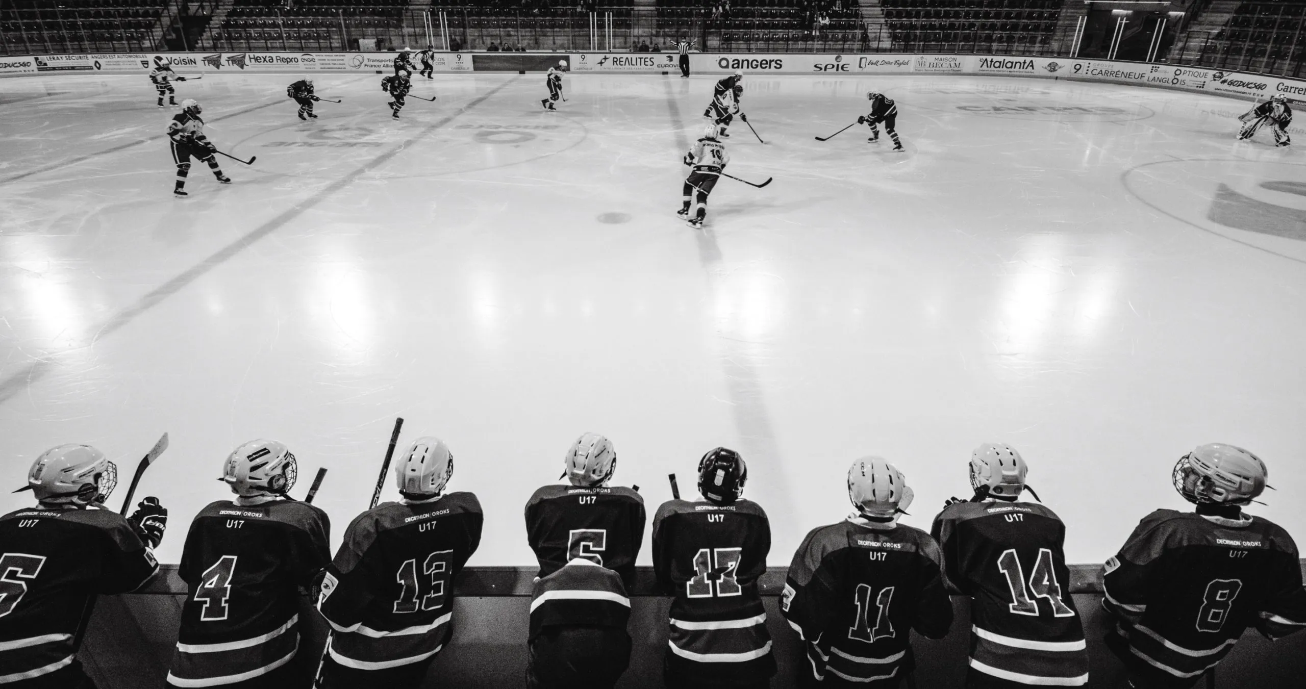 Players watching the ice hockey game from the bench